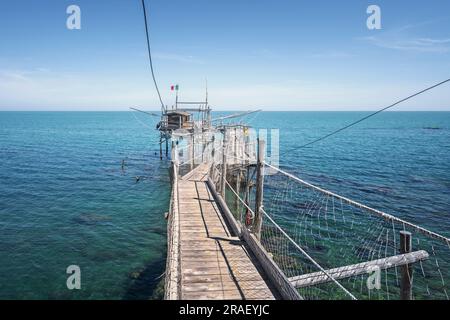 Trabocco alte hölzerne Angelmaschine entlang der Küste der Adria. San Vito Chietino, Region Abruzzen, Italien Stockfoto