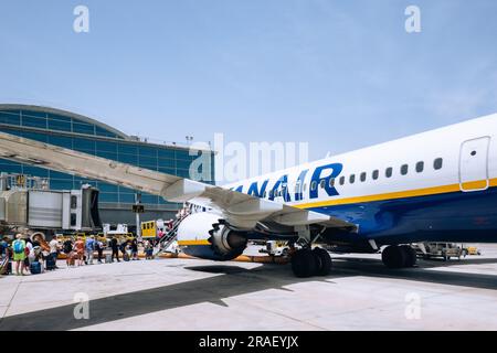 Alicante, Spanien - 19. Juni 2023: Passagiere, die mit einem Flugzeug von Ryanair auf dem internationalen Flughafen Alicante Elche Miguel Hernandez einsteigen Stockfoto