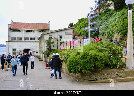 Touristen auf dem Weg durch Alcatraz Island San Francisco Kalifornien USA Stockfoto