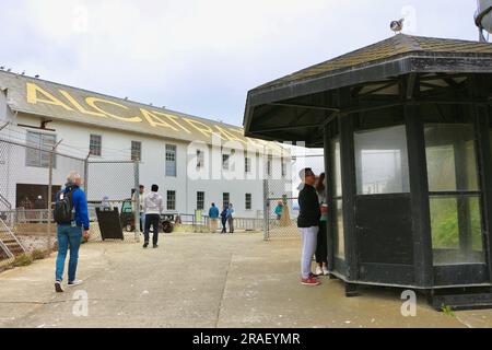 Touristen im Quartermaster Warehouse mit Alcatraz auf dem Dach und einer kleinen Hütte Alcatraz Federal Penitentiary San Francisco Kalifornien USA Stockfoto