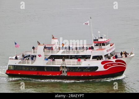 Red & White Fleet am Pier 43 1/2 Royal Prince Tour Boot von Alcatraz Island aus mit Touristen an Bord der San Francisco Bucht Kalifornien USA Stockfoto