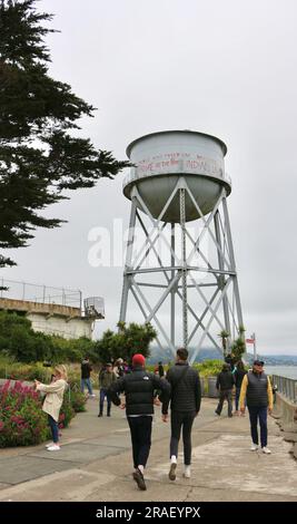 Alcatraz Wasserturm mit Graffiti der amerikanischen Ureinwohner Alcatraz Bundesgefängnis Alcatraz Island San Francisco Kalifornien USA Stockfoto