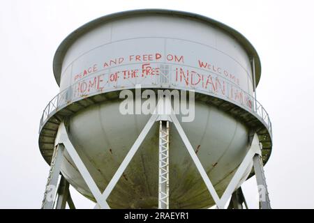 Nahaufnahme des Alcatraz Wasserturms mit Graffiti der amerikanischen Ureinwohner Alcatraz Federal Penitentiary Alcatraz Island San Francisco California USA Stockfoto