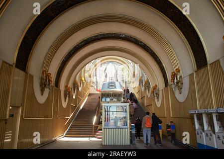 Kiew, Ukraine - 03.08.2023: Eine blau-weiße Seilbahn erhebt sich auf Schienen entlang des Hanges. Standseilbahn, Seitenansicht. Station Kiew, Ukraine Stockfoto