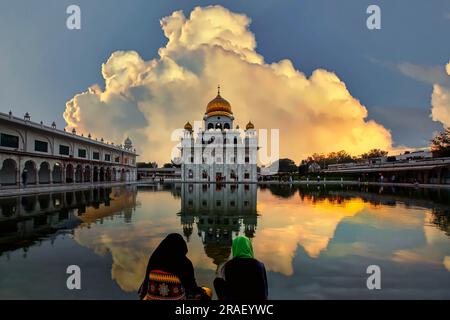 Neu-Delhi, Indien, März 1. 2018: Zwei Shikh-Frauen, die in der Nähe des Sees am Gurdwara Nanak Piao Sahib sitzen. Das ist ein historischer Gurdwara. Die erste Sik Stockfoto