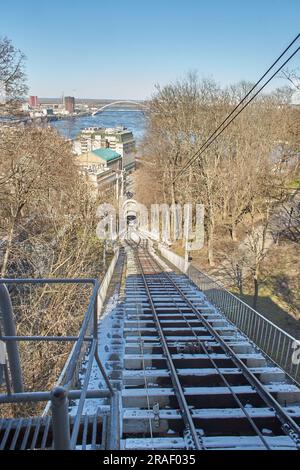 Kiew, Ukraine - 03.08.2023: Eine blau-weiße Seilbahn erhebt sich auf Schienen entlang des Hanges. Standseilbahn, Seitenansicht. Station Kiew, Ukraine Stockfoto