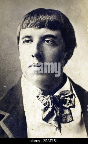 Oscar Fingal O'Flahertie Wills Wilde (16. Oktober 1854 bis 30. November 1900), ein irischer Schriftsteller. Als Texter, Schriftsteller, Dramatiker und Kritiker wurde er zu einem der bekanntesten und gleichzeitig umstrittensten Schriftsteller im viktorianischen Großbritannien, der hier als junger Mann, historische, digital restaurierte Reproduktion eines Originals aus dem 19. Jahrhundert / Oscar Fingal O'Flahertie Wills Wilde (16. Oktober 1854 - 30) gezeigt wurde. November 1900), ein irischer Schriftsteller. Als Lyriker, Romanautor, Dramatiker und Kritiker war er zu einem der bekanntesten und gleichzeitig umstrittensten Schriftsteller im viktorianische Stockfoto