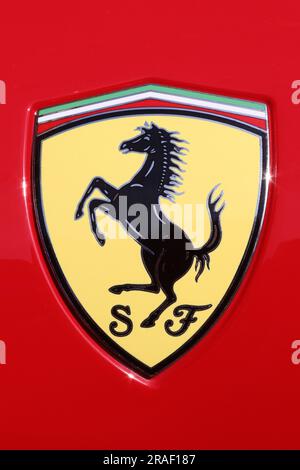 Das Scuderia Ferrari-Schild ist eines der bekanntesten Motorzeichen der Welt, das auf das Jahr 1929 zurückgeht, als Ferrari die Alfa Romeo Teamautos führte. Stockfoto