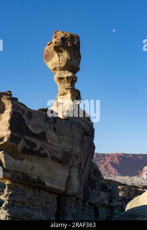 Mond über dem U-Boot, eine erodierte Sandsteinfeldung im Ischigualasto Provincial Park, Provinz San Juan, Argentinien. Stockfoto