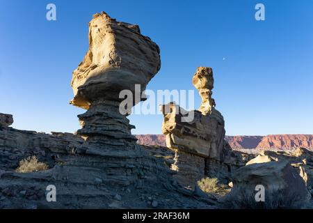 Mond über dem U-Boot, eine erodierte Sandsteinfeldung im Ischigualasto Provincial Park, Provinz San Juan, Argentinien. Stockfoto