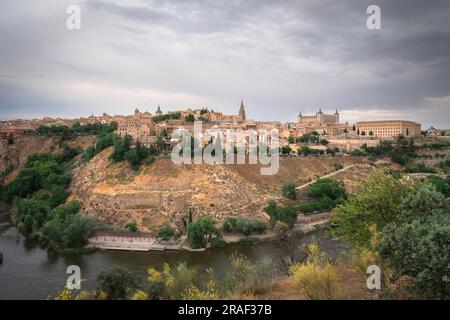 Toledo Stadt, Blick im dramatischen Licht auf die historische Stadt Toledo auf einem Hügel über dem Fluss Tejo, Zentralspanien Stockfoto