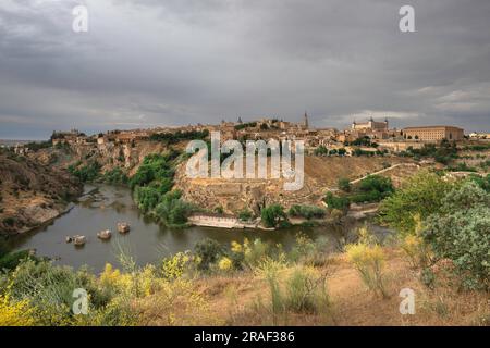 Toledo Spanien, Blick im dramatischen Licht auf die historische Stadt Toledo, berühmt auf einem Hügel über einer Kurve im Fluss Tejo, Zentralspanien Stockfoto