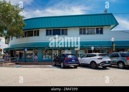 Stuart, FL, USA - 1. Juli 2023: Touristengeschäfte im historischen Viertel Downtown Stuart Florida Stockfoto