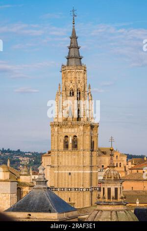 Kathedrale von Toledo, Blick auf den barocken Turm der Kathedrale von Toledo mit seinem 100 Meter hohen Turm hoch über der historischen Altstadt, Spanien Stockfoto