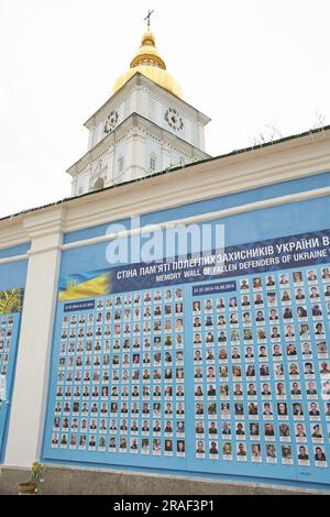 Kiew, Ukraine - 03.29.2023: Die Mauer des Gedenkens an die Gefallenen für die Ukraine auf dem Mychasilivs'ka-Platz. Stockfoto