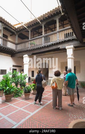 Toledo Museum, Blick auf Touristen, die im Innenhof des Hauses im El Greco Museum (Museo del Greco) in Toledo, Spanien, stehen Stockfoto