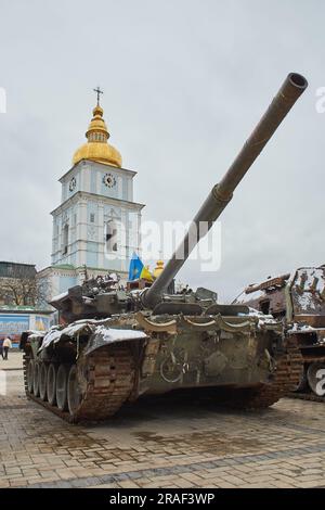 Ein ziviles Auto wurde von russischen Soldaten erschossen. Krieg in der Ukraine. Zerstörte den russischen Panzer auf dem Mykhailivs'ka-Platz. Stockfoto