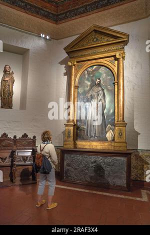 El Greco Museum, Rückansicht einer Touristenfrau, die das Gemälde des Heiligen Bernardino von Siena (1603) im Museo del Greco in Toledo, Spanien, studiert Stockfoto