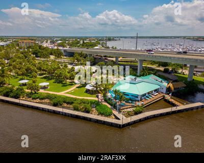 Stuart, FL, USA - 1. Juli 2023: Luftfoto Waterfront Sailfish Lounge and Grill Stuart Florida Stockfoto