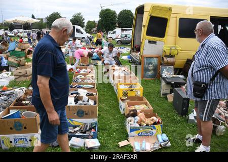 Koprivnica, Kroatien. 03. Juli 2023. Der Flohmarkt hat am 3. Juli 2023 in Koprivnica, Kroatien, viele Verkäufer und Käufer versammelt. Aufgrund des Preisanstiegs in den Läden werden Flohmärkte, die Gebrauchtwaren verkaufen, immer beliebter. Foto: Damir Spehar/PIXSELL Credit: Pixsell/Alamy Live News Stockfoto