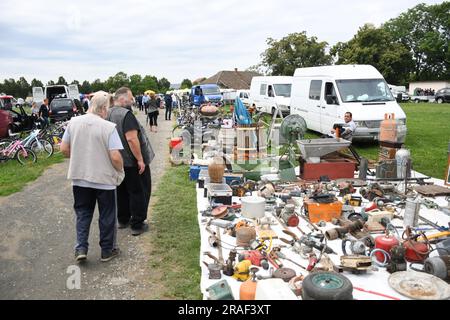 Koprivnica, Kroatien. 03. Juli 2023. Der Flohmarkt hat am 3. Juli 2023 in Koprivnica, Kroatien, viele Verkäufer und Käufer versammelt. Aufgrund des Preisanstiegs in den Läden werden Flohmärkte, die Gebrauchtwaren verkaufen, immer beliebter. Foto: Damir Spehar/PIXSELL Credit: Pixsell/Alamy Live News Stockfoto