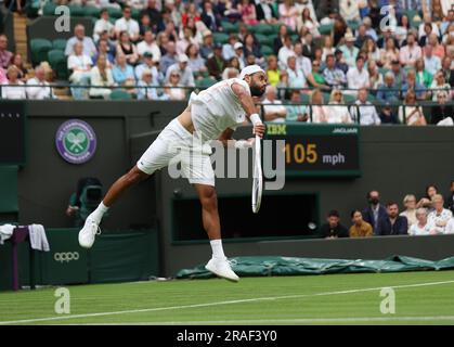 London, Großbritannien. 03. Juli 2023. Laurent Lokoli aus Frankreich spielt in seiner ersten Runde gegen Casper Ruud aus Norwegen am ersten Tag der Wimbledon-Meisterschaft 2023 in London am Montag, den 03. Juli 2023. Foto: Hugo Philpott/UPI Credit: UPI/Alamy Live News Stockfoto