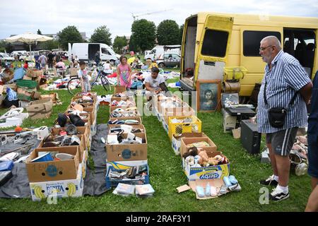 Koprivnica, Kroatien. 03. Juli 2023. Der Flohmarkt hat am 3. Juli 2023 in Koprivnica, Kroatien, viele Verkäufer und Käufer versammelt. Aufgrund des Preisanstiegs in den Läden werden Flohmärkte, die Gebrauchtwaren verkaufen, immer beliebter. Foto: Damir Spehar/PIXSELL Credit: Pixsell/Alamy Live News Stockfoto