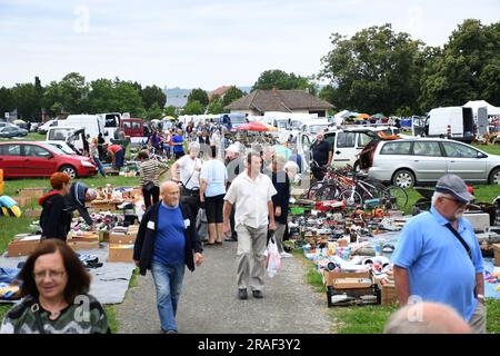 Koprivnica, Kroatien. 03. Juli 2023. Der Flohmarkt hat am 3. Juli 2023 in Koprivnica, Kroatien, viele Verkäufer und Käufer versammelt. Aufgrund des Preisanstiegs in den Läden werden Flohmärkte, die Gebrauchtwaren verkaufen, immer beliebter. Foto: Damir Spehar/PIXSELL Credit: Pixsell/Alamy Live News Stockfoto