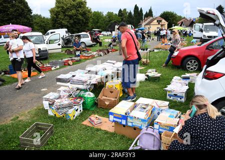 Koprivnica, Kroatien. 03. Juli 2023. Der Flohmarkt hat am 3. Juli 2023 in Koprivnica, Kroatien, viele Verkäufer und Käufer versammelt. Aufgrund des Preisanstiegs in den Läden werden Flohmärkte, die Gebrauchtwaren verkaufen, immer beliebter. Foto: Damir Spehar/PIXSELL Credit: Pixsell/Alamy Live News Stockfoto