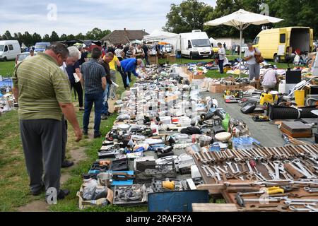 Koprivnica, Kroatien. 03. Juli 2023. Der Flohmarkt hat am 3. Juli 2023 in Koprivnica, Kroatien, viele Verkäufer und Käufer versammelt. Aufgrund des Preisanstiegs in den Läden werden Flohmärkte, die Gebrauchtwaren verkaufen, immer beliebter. Foto: Damir Spehar/PIXSELL Credit: Pixsell/Alamy Live News Stockfoto