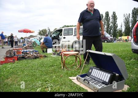 Koprivnica, Kroatien. 03. Juli 2023. Der Flohmarkt hat am 3. Juli 2023 in Koprivnica, Kroatien, viele Verkäufer und Käufer versammelt. Aufgrund des Preisanstiegs in den Läden werden Flohmärkte, die Gebrauchtwaren verkaufen, immer beliebter. Foto: Damir Spehar/PIXSELL Credit: Pixsell/Alamy Live News Stockfoto