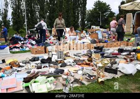 Koprivnica, Kroatien. 03. Juli 2023. Der Flohmarkt hat am 3. Juli 2023 in Koprivnica, Kroatien, viele Verkäufer und Käufer versammelt. Aufgrund des Preisanstiegs in den Läden werden Flohmärkte, die Gebrauchtwaren verkaufen, immer beliebter. Foto: Damir Spehar/PIXSELL Credit: Pixsell/Alamy Live News Stockfoto