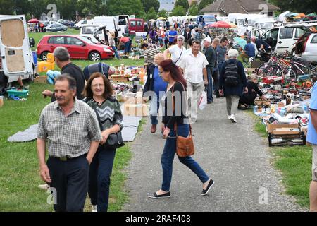 Koprivnica, Kroatien. 03. Juli 2023. Der Flohmarkt hat am 3. Juli 2023 in Koprivnica, Kroatien, viele Verkäufer und Käufer versammelt. Aufgrund des Preisanstiegs in den Läden werden Flohmärkte, die Gebrauchtwaren verkaufen, immer beliebter. Foto: Damir Spehar/PIXSELL Credit: Pixsell/Alamy Live News Stockfoto