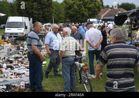 Koprivnica, Kroatien. 03. Juli 2023. Der Flohmarkt hat am 3. Juli 2023 in Koprivnica, Kroatien, viele Verkäufer und Käufer versammelt. Aufgrund des Preisanstiegs in den Läden werden Flohmärkte, die Gebrauchtwaren verkaufen, immer beliebter. Foto: Damir Spehar/PIXSELL Credit: Pixsell/Alamy Live News Stockfoto