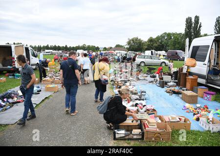 Koprivnica, Kroatien. 03. Juli 2023. Der Flohmarkt hat am 3. Juli 2023 in Koprivnica, Kroatien, viele Verkäufer und Käufer versammelt. Aufgrund des Preisanstiegs in den Läden werden Flohmärkte, die Gebrauchtwaren verkaufen, immer beliebter. Foto: Damir Spehar/PIXSELL Credit: Pixsell/Alamy Live News Stockfoto