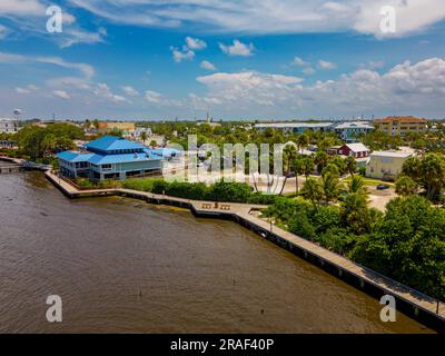 Stuart, FL, USA - 1. Juli 2023: Luftfoto Waterfront Sailfish Lounge and Grill Stuart Florida Stockfoto