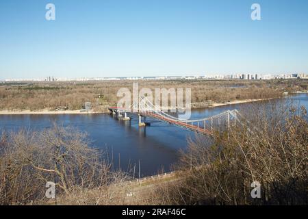 Eine blau-weiße Seilbahn steigt auf Schienen entlang der Steigung. Seilbahn, Seitenansicht. Station Kiew, Ukraine Stockfoto