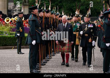 König Karl III. Inspiziert die königliche Kompanie der Ehrengarde der Bogenschützen während der Zeremonie der Keys auf dem Vorplatz des Palastes Holyroodhouse in Edinburgh, der ersten Holyrood-Woche seit seiner Krönung. Foto: Montag, 3. Juli 2023. Stockfoto