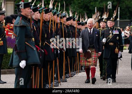 König Karl III. Inspiziert die königliche Kompanie der Ehrengarde der Bogenschützen während der Zeremonie der Keys auf dem Vorplatz des Palastes Holyroodhouse in Edinburgh, der ersten Holyrood-Woche seit seiner Krönung. Foto: Montag, 3. Juli 2023. Stockfoto