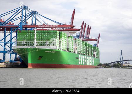 Hamburg, Deutschland. 03. Juli 2023. Abbildung zeigt eine „Barkassenfahrt“ im Hamburger Hafen am ersten Tag einer diplomatischen Mission der flämischen Regierung und der Stadt Antwerpen nach Hamburg, Deutschland, Montag, den 03. Juli 2023. BELGA FOTO NICOLAS MAETERLINCK Kredit: Belga News Agency/Alamy Live News Stockfoto