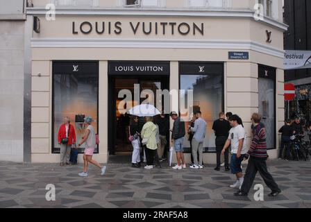 03. Juli 2023/ Louis Vuittons Store auf stroeget in der dänischen Hauptstadt Kopenhagen Dänemark. (Foto.Francis Dean/Dean Pictures) Stockfoto
