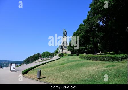 Das Niederwalddenkmal liegt am Rand des Landschaftsparks Niederwald oberhalb der Stadt Rüdesheim am Rhein. Zu seinen Füßen befinden sich die Weinlagen Stockfoto