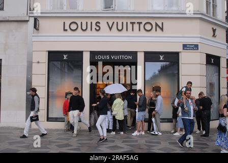 03. Juli 2023/ Louis Vuittons Store auf stroeget in der dänischen Hauptstadt Kopenhagen Dänemark. (Foto.Francis Dean/Dean Pictures) Stockfoto