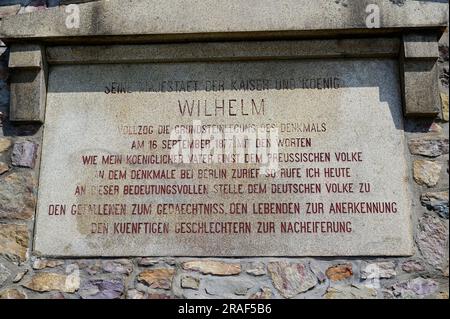 Das Niederwalddenkmal liegt am Rand des Landschaftsparks Niederwald oberhalb der Stadt Rüdesheim am Rhein. Zu seinen Füßen befinden sich die Weinlagen Stockfoto