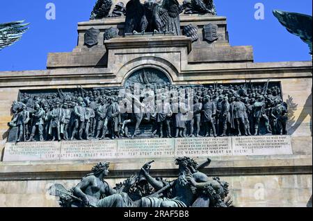 Das Niederwalddenkmal liegt am Rand des Landschaftsparks Niederwald oberhalb der Stadt Rüdesheim am Rhein. Zu seinen Füßen befinden sich die Weinlagen Stockfoto