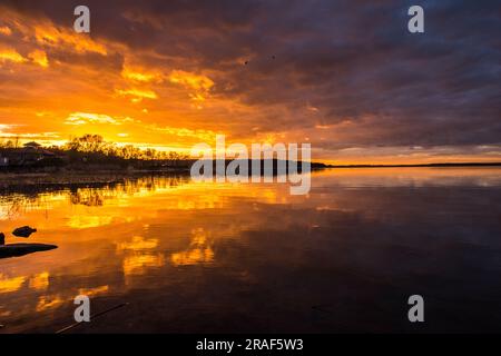 Magische Atmosphäre eines romantischen Abends; goldener Sonnenuntergang an der Küste. Hochwertiges Foto Stockfoto