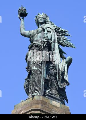 Das Niederwalddenkmal liegt am Rand des Landschaftsparks Niederwald oberhalb der Stadt Rüdesheim am Rhein. Zu seinen Füßen befinden sich die Weinlagen Stockfoto