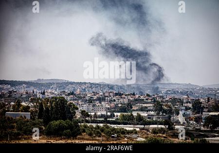 Dschenin, Palästina. 03. Juli 2023. Der Rauch steigt über dem Westjordanland von Dschenin auf. Israel hat eine große Luft- und Bodenoffensive in die Stadt Dschenin im Westjordanland gestartet, die seit Jahren die größte Militäroperation im palästinensischen Gebiet darstellt und als „umfangreiche Terrorismusbekämpfungsmaßnahme“ bezeichnet wird. Kredit: SOPA Images Limited/Alamy Live News Stockfoto