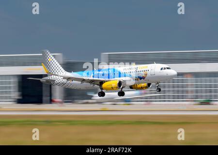 München, Deutschland - Juni 29. 2023 : Vueling Airbus A320-232 mit Luftfahrzeugregistrierung EC-MLE während der Landung auf der Südbahn 26L des Munic Stockfoto