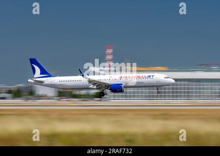 München, Deutschland - Juni 29. 2023 : Anadolu Jet Airbus A321-271NX mit Luftfahrzeugregistrierung TC-LTZ während der Landung auf der Südbahn 26L der Stockfoto